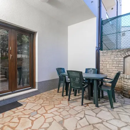 With A Parking Space - 20625 Pula