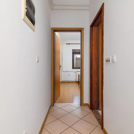 With A Parking Space - 20625