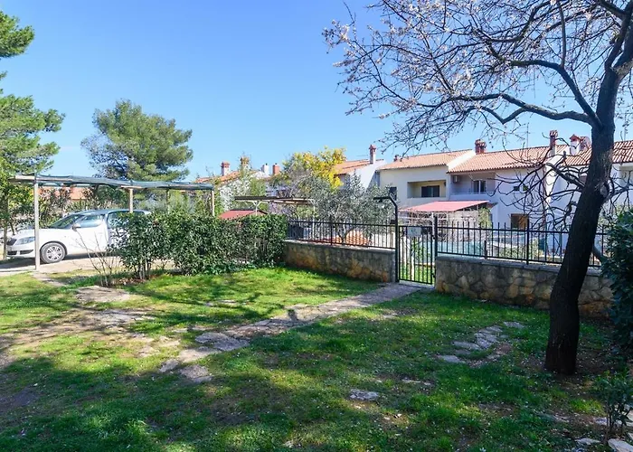 Apartment With Parking Spaces - 20625 *